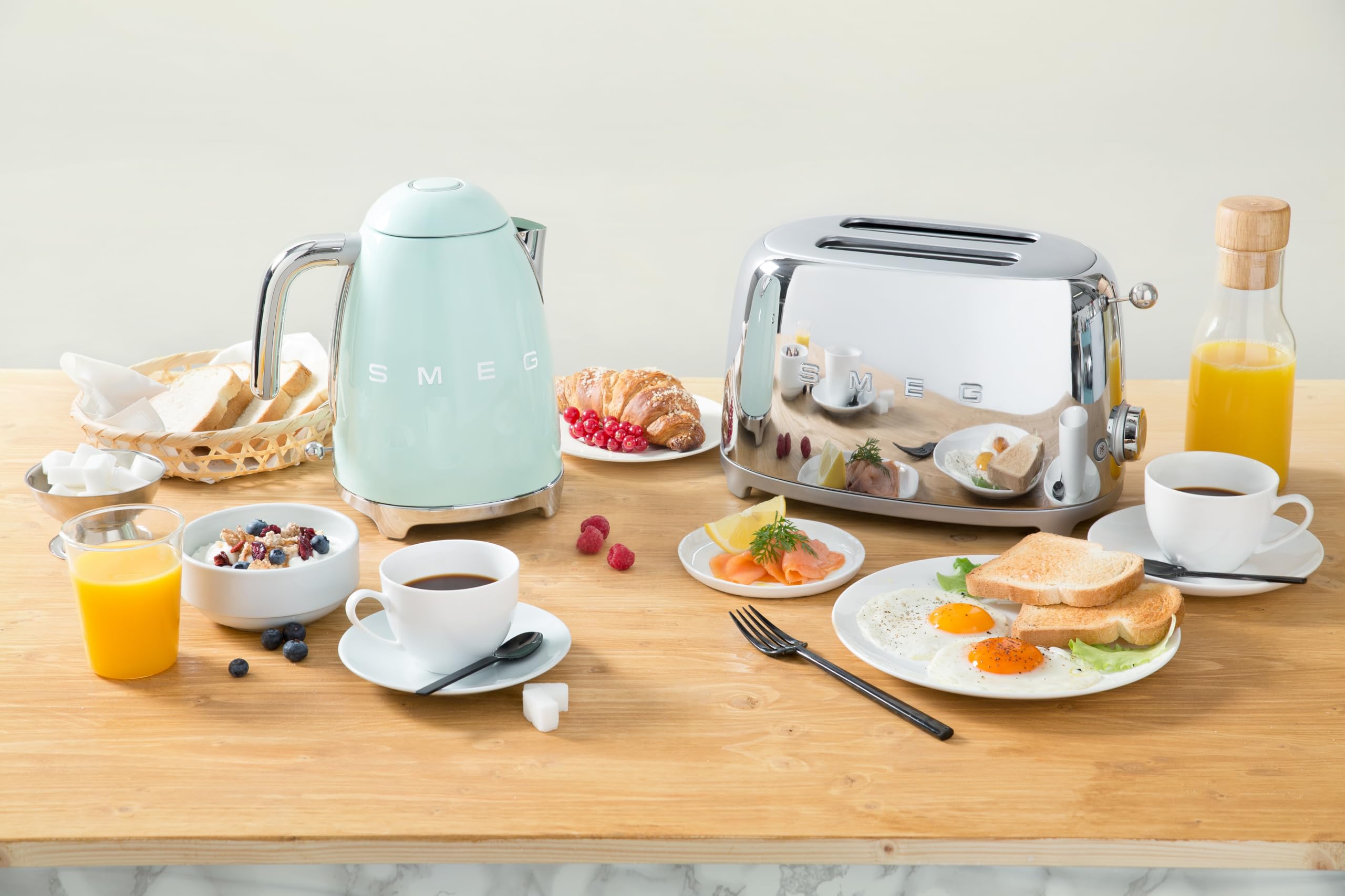 SMEG 2 Slice Toaster with 6 Presets and Defrost Function and Removable Crumb Tray TSF01RDUS, RED